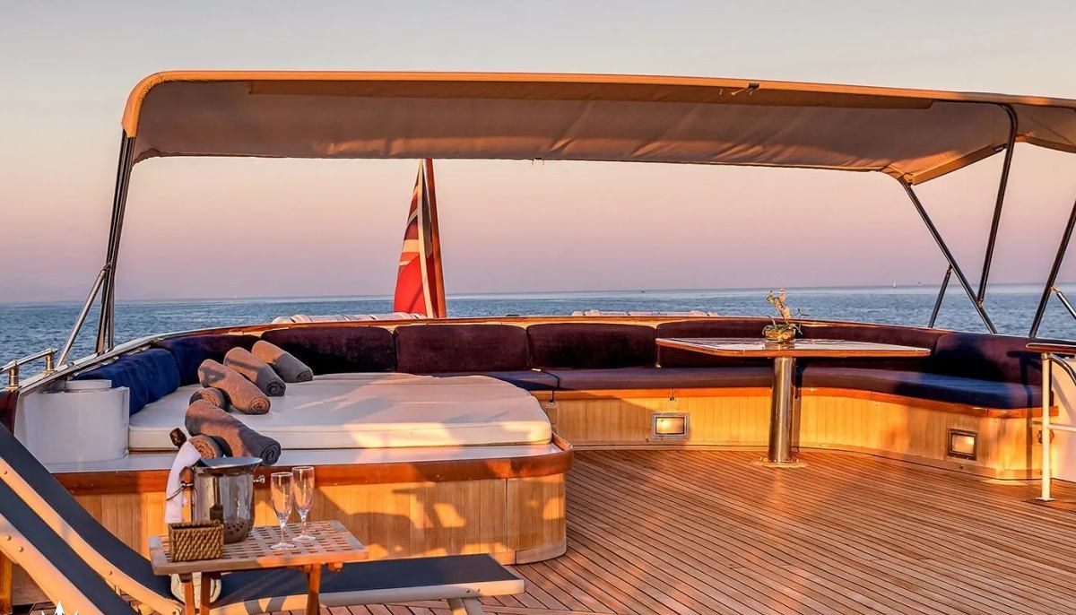 SECRET LIFE yacht charter 4
