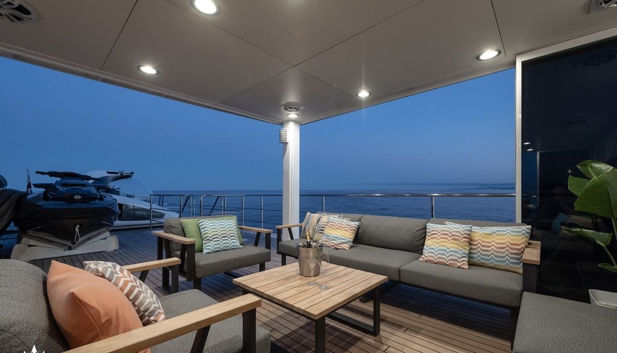B89 yacht charter 5