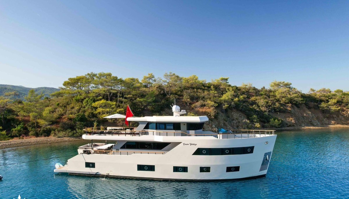 NEO yacht charter 2