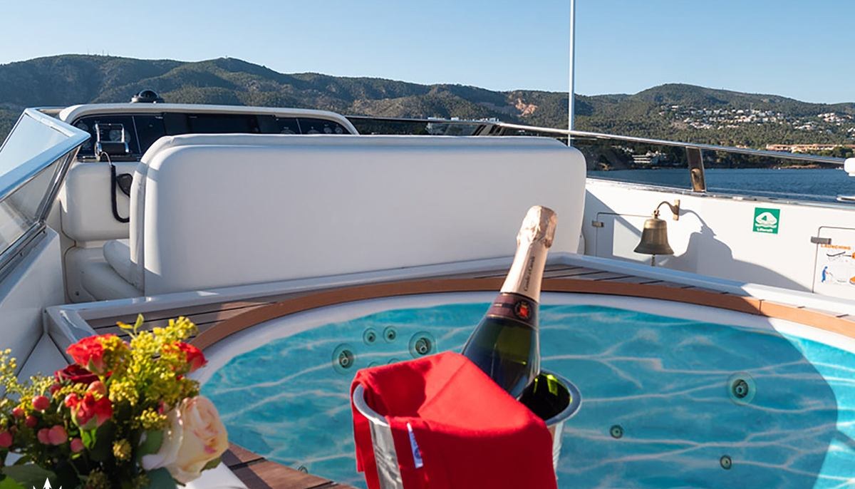 BLUE GOLD yacht charter 4