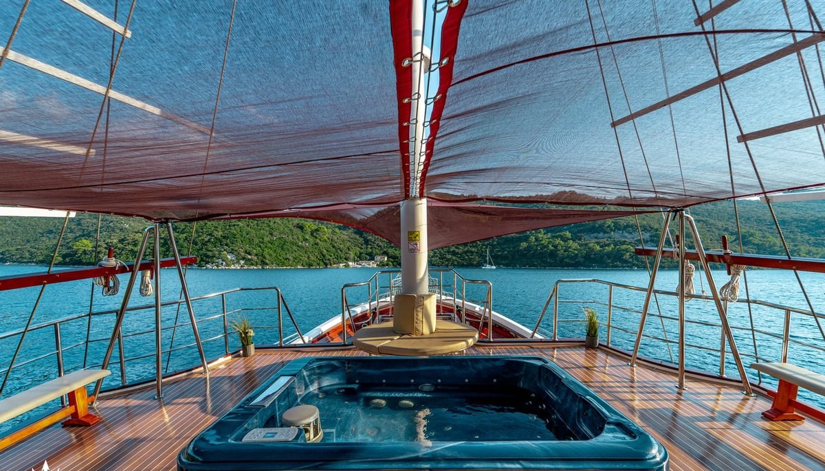 CESARICA yacht charter 4