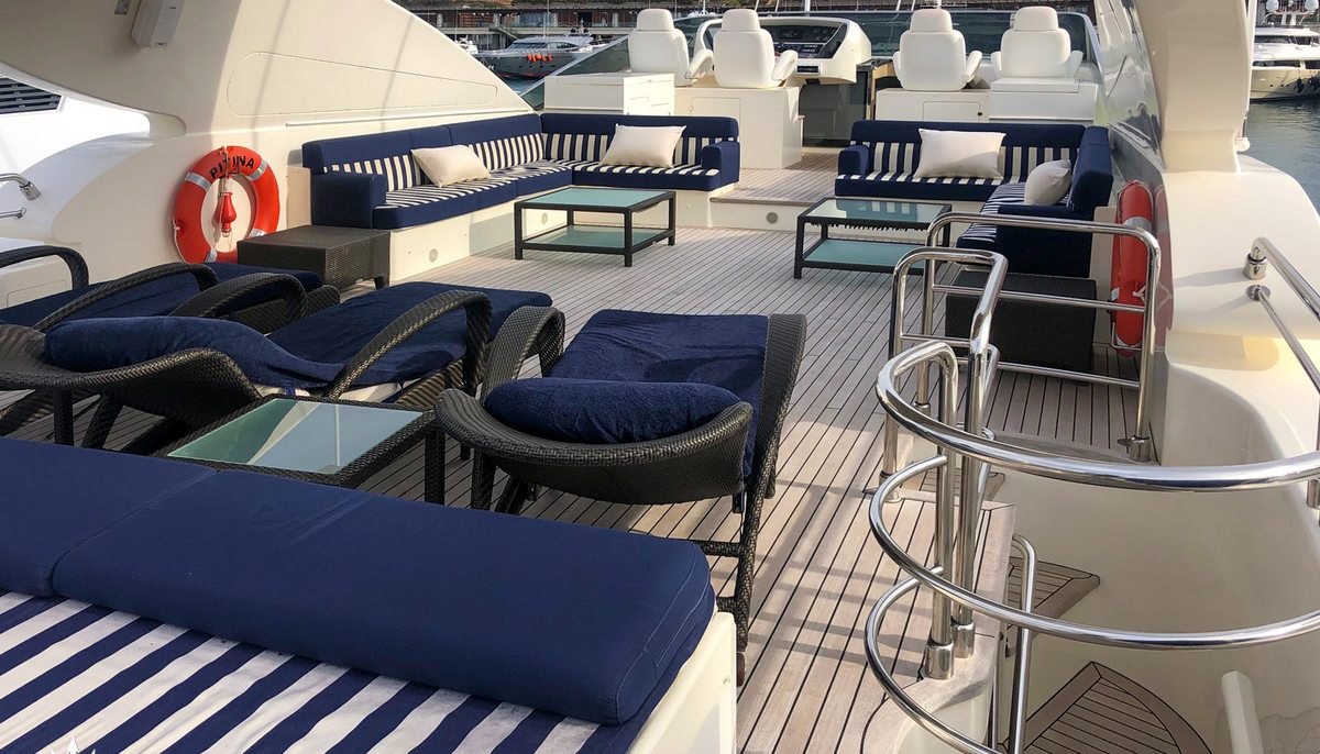 B4 yacht charter 5