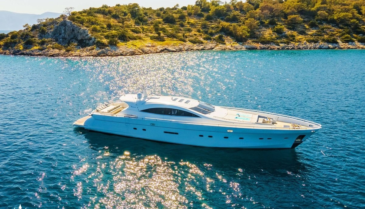 MAC yacht charter 2
