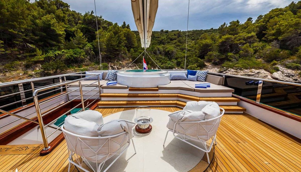 CLASE AZUL yacht charter 4
