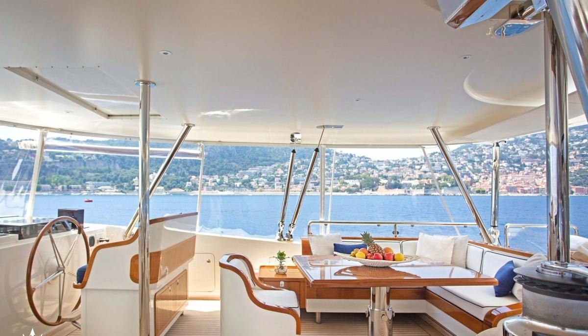 LA LUNA yacht charter 5