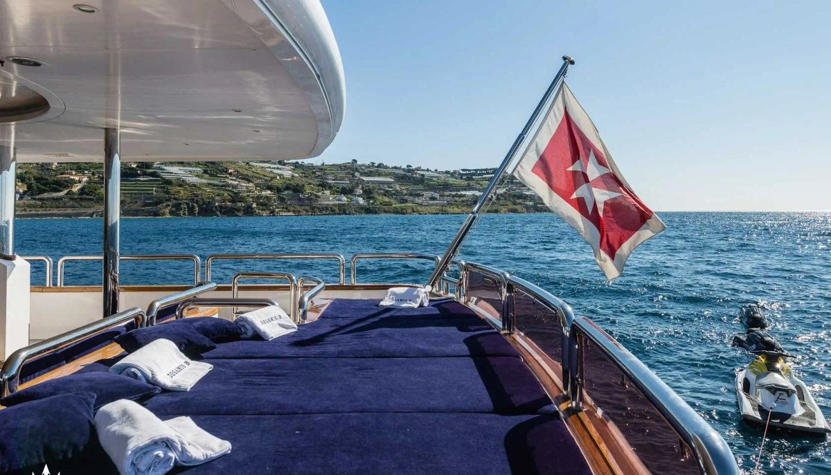 DESAMIS B yacht charter 4