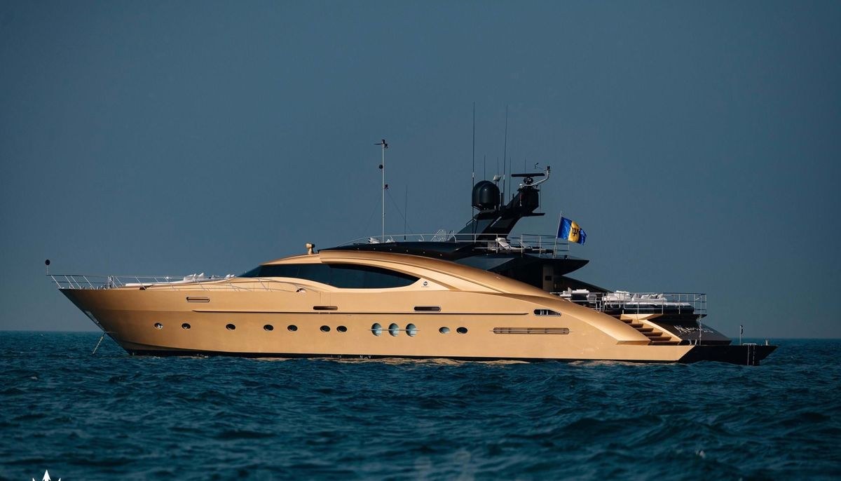 AK ROYALTY yacht charter 2