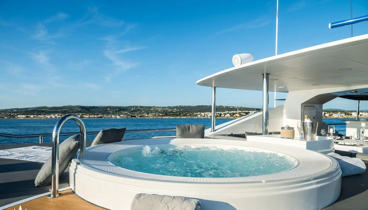R23 yacht charter 3