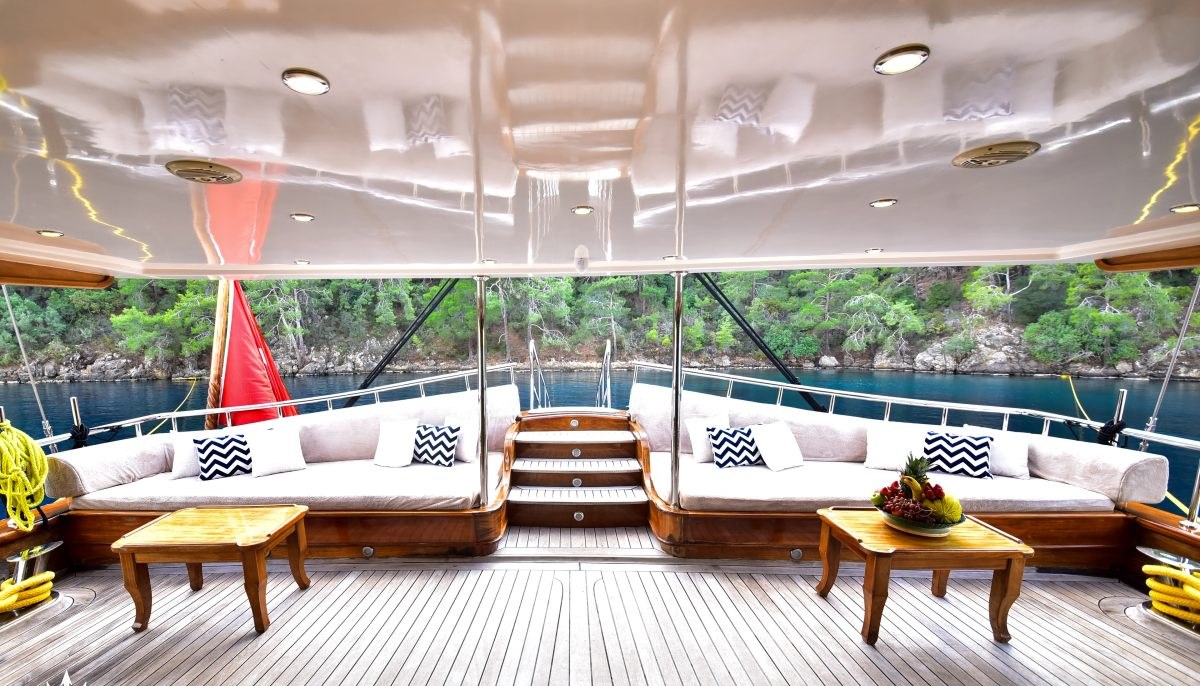 QUEEN ATLANTIS yacht charter 5