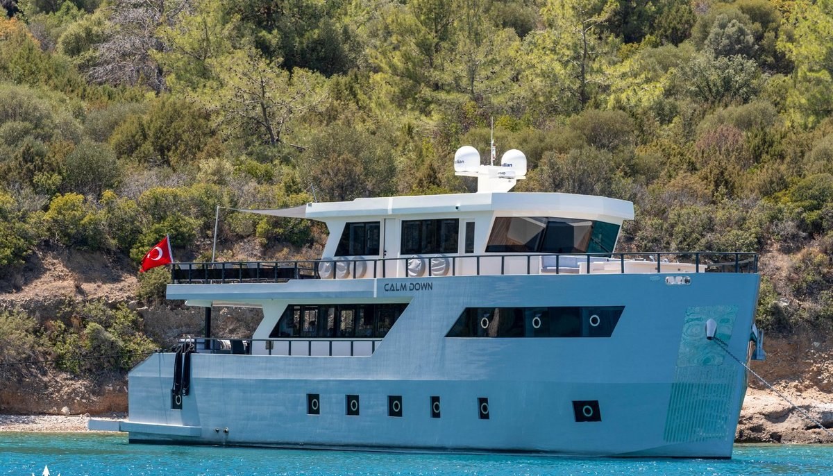 CALM DOWN yacht charter 2