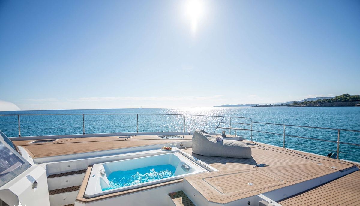 D2 yacht charter 3