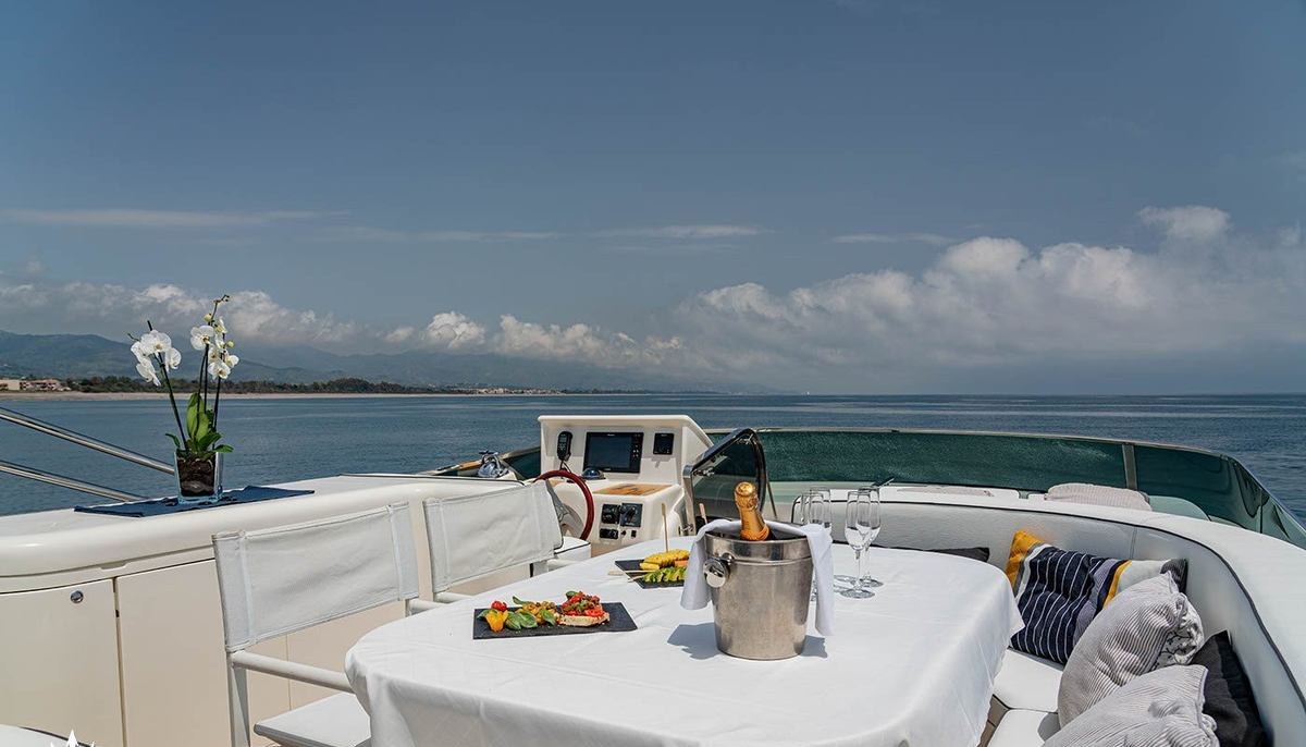 BLUE ICE yacht charter 4