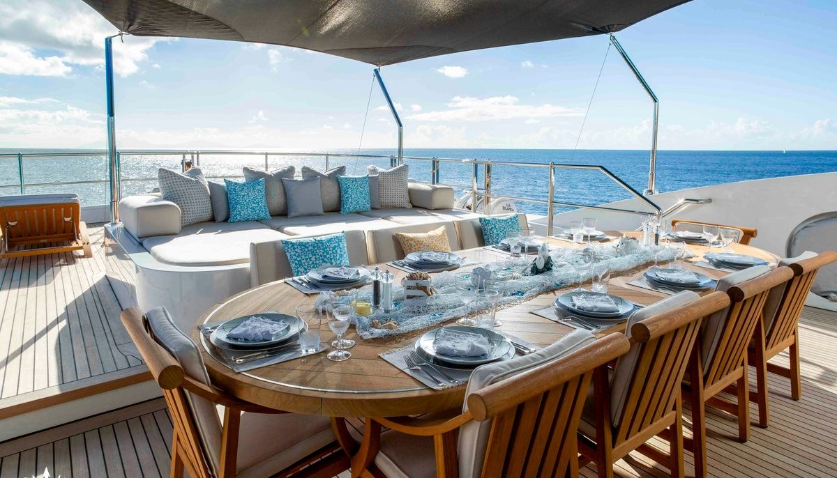 LA BLANCA yacht charter 4