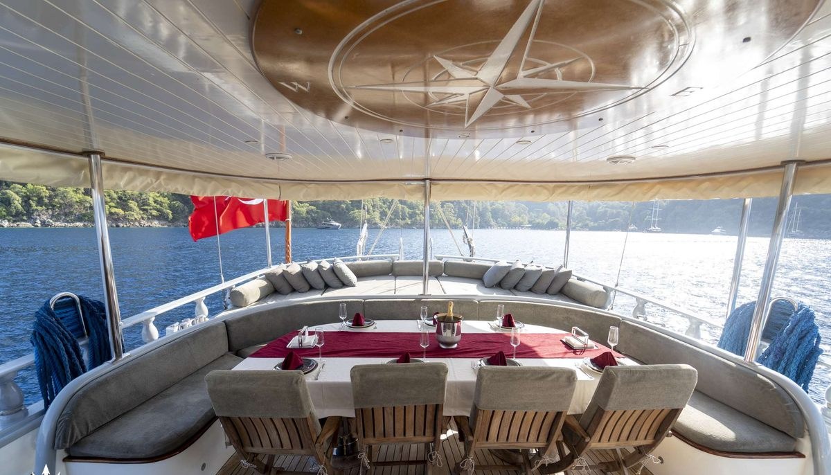 QUEEN LILA yacht charter 5