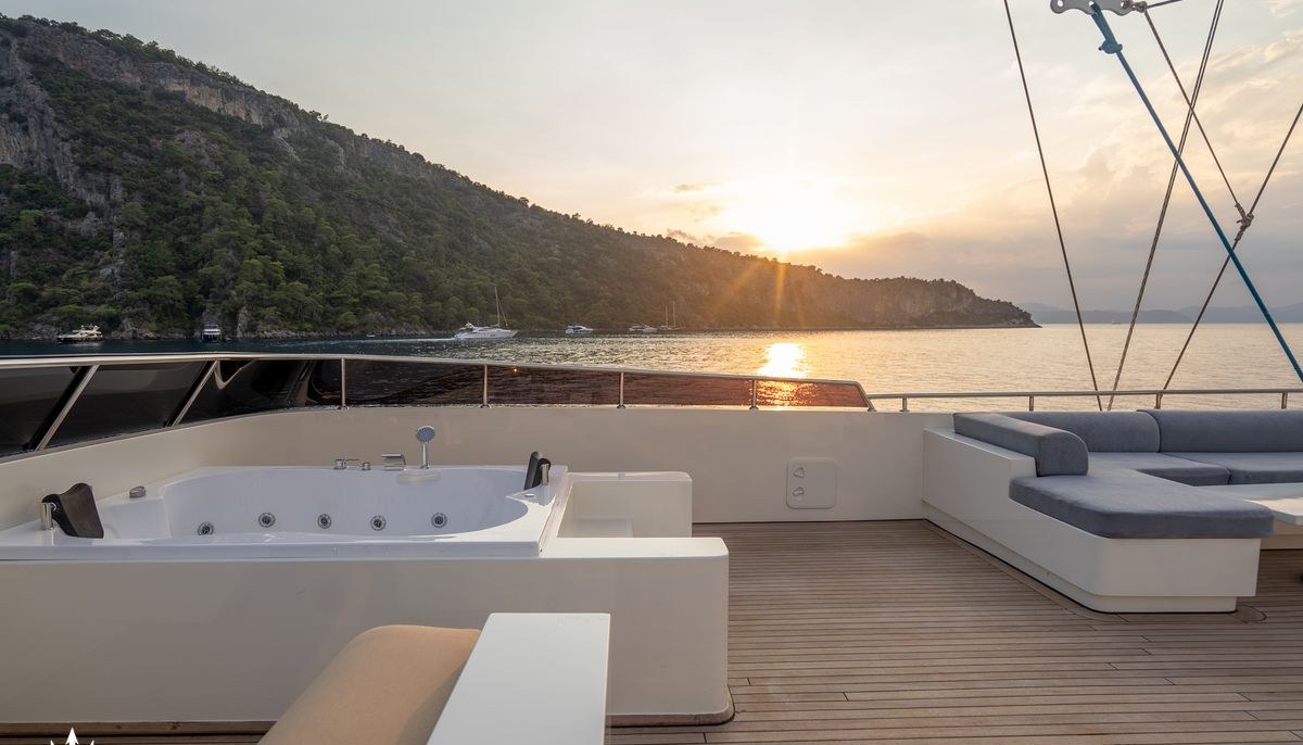 DE LOVE yacht charter 4