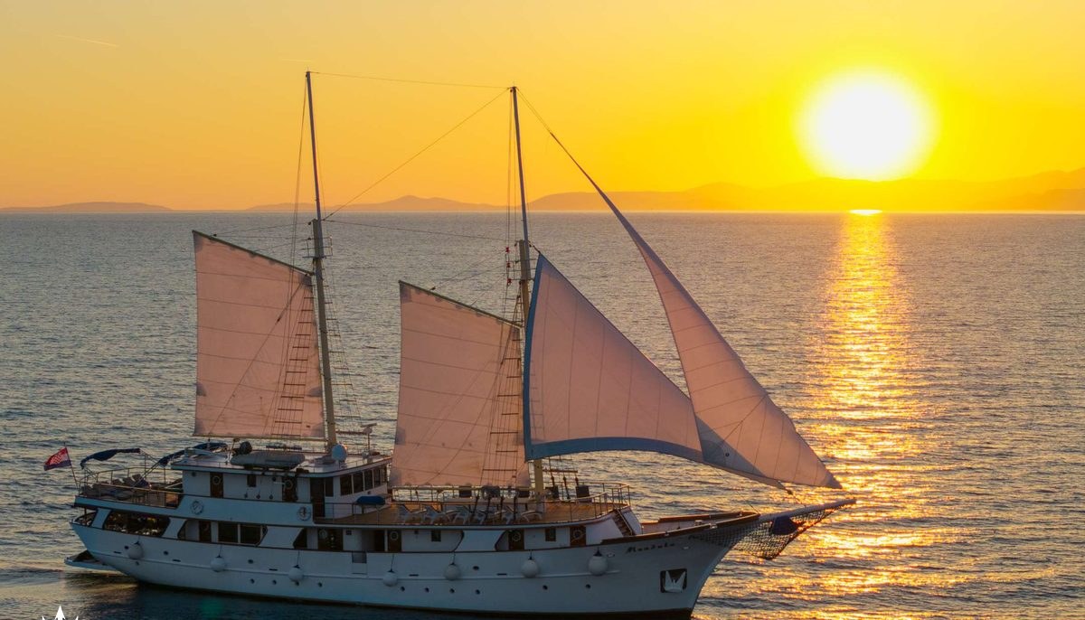 MENDULA yacht charter 2