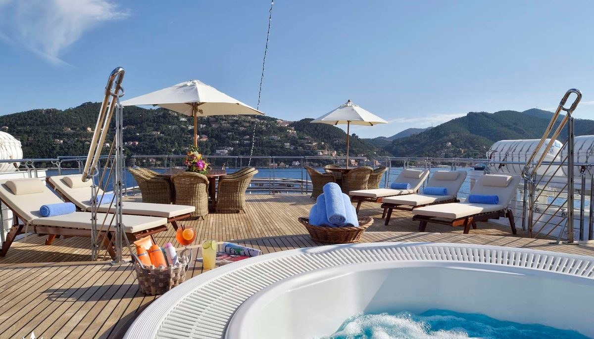 CHRISTINA O yacht charter 4