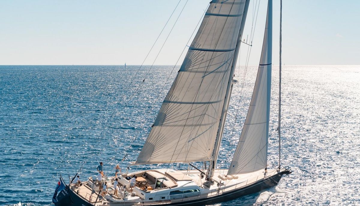GRAND BLEU VINTAGE yacht charter 2