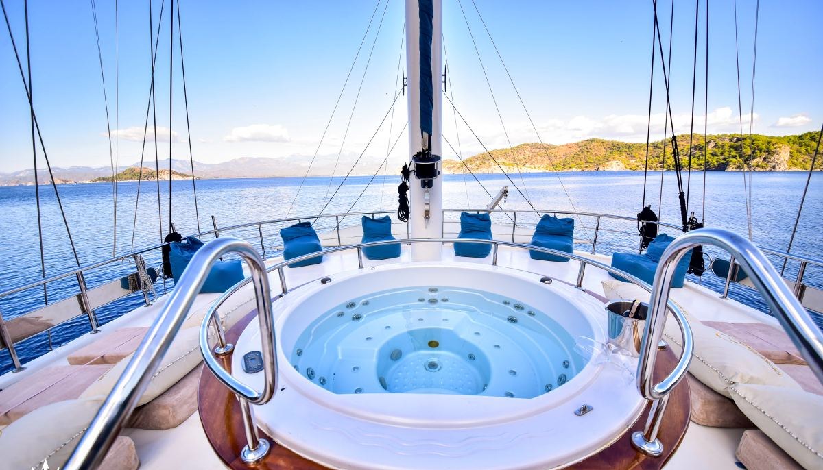 QUEEN ATLANTIS yacht charter 4