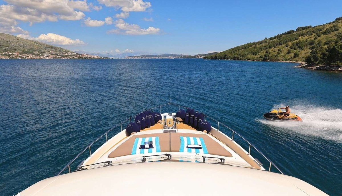 LUNA ROSSA yacht charter 3