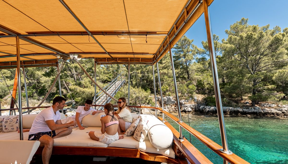 ELEGANZA yacht charter 5