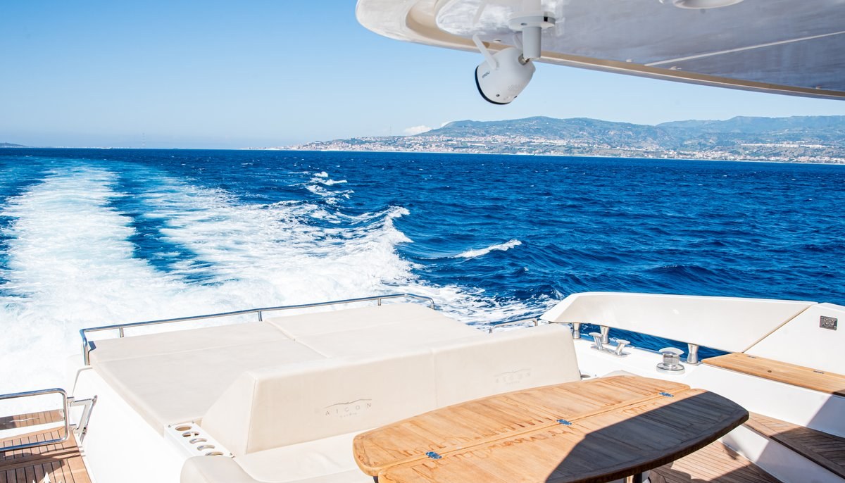 SOARIS yacht charter 5