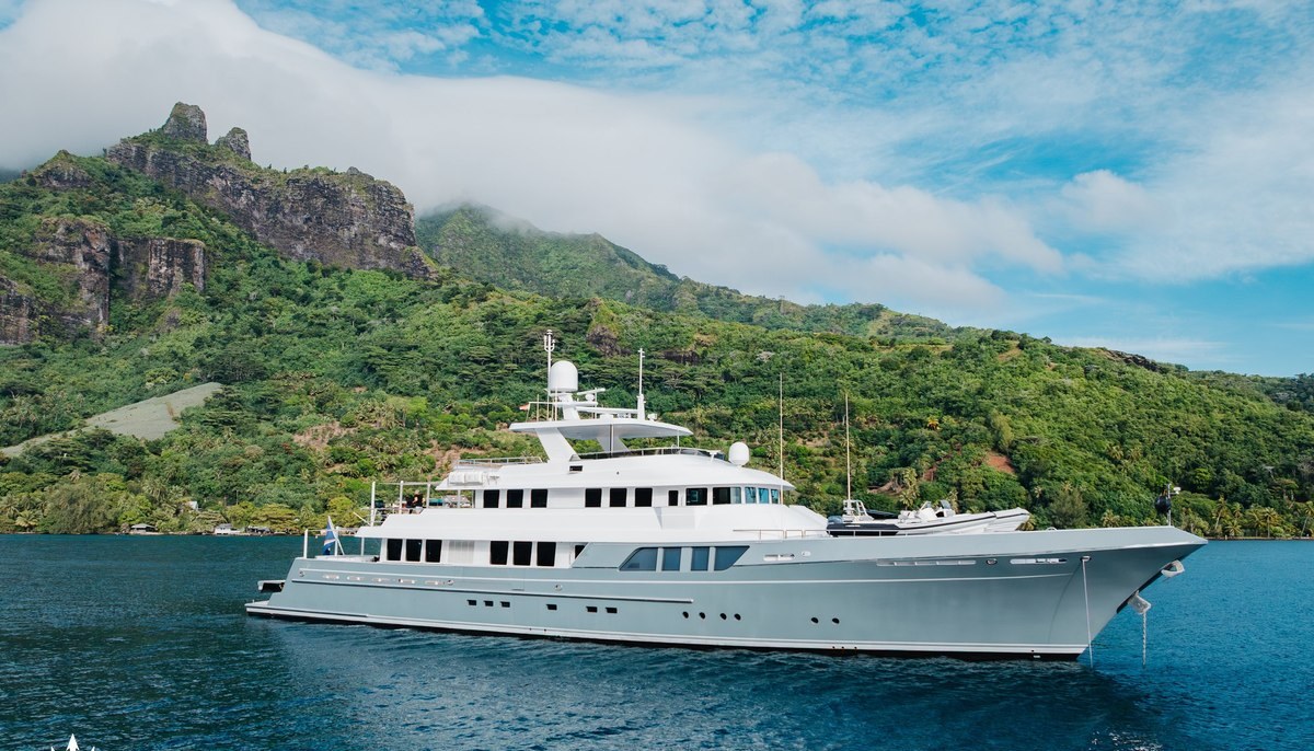 LIMITED RISKS yacht charter 2