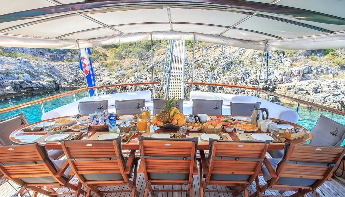 ALLURE E yacht charter 3