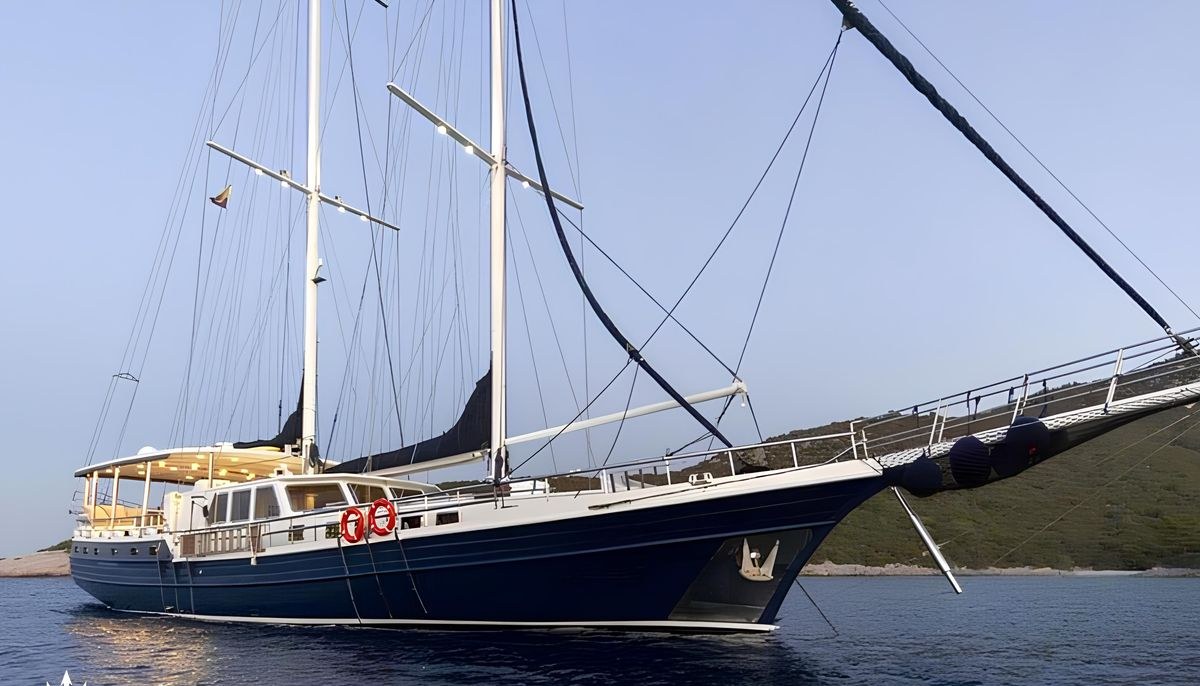 THE BLUE SEA yacht charter 2