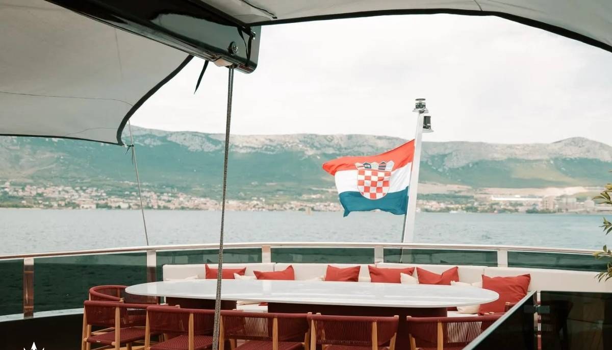 REPOSADO yacht charter 5