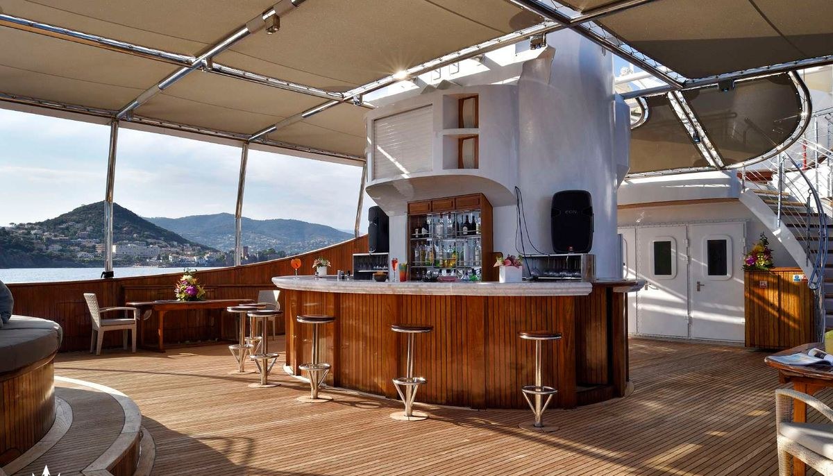 CHRISTINA O yacht charter 3