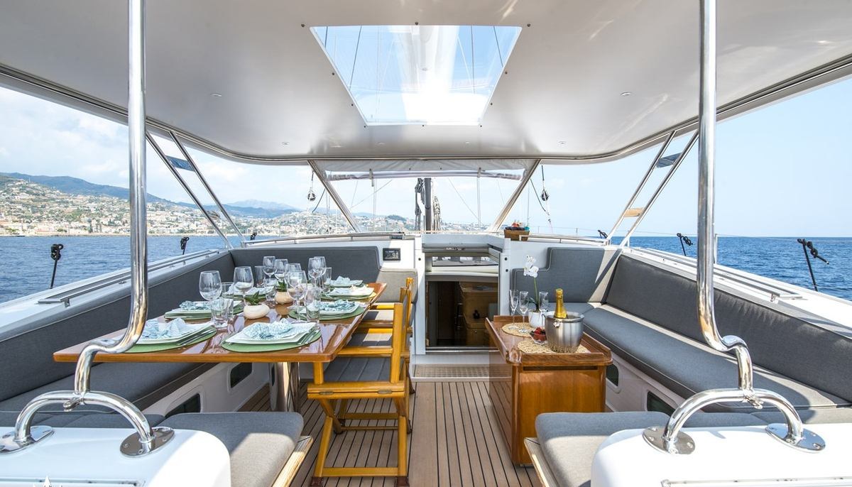 LADY 8 yacht charter 3
