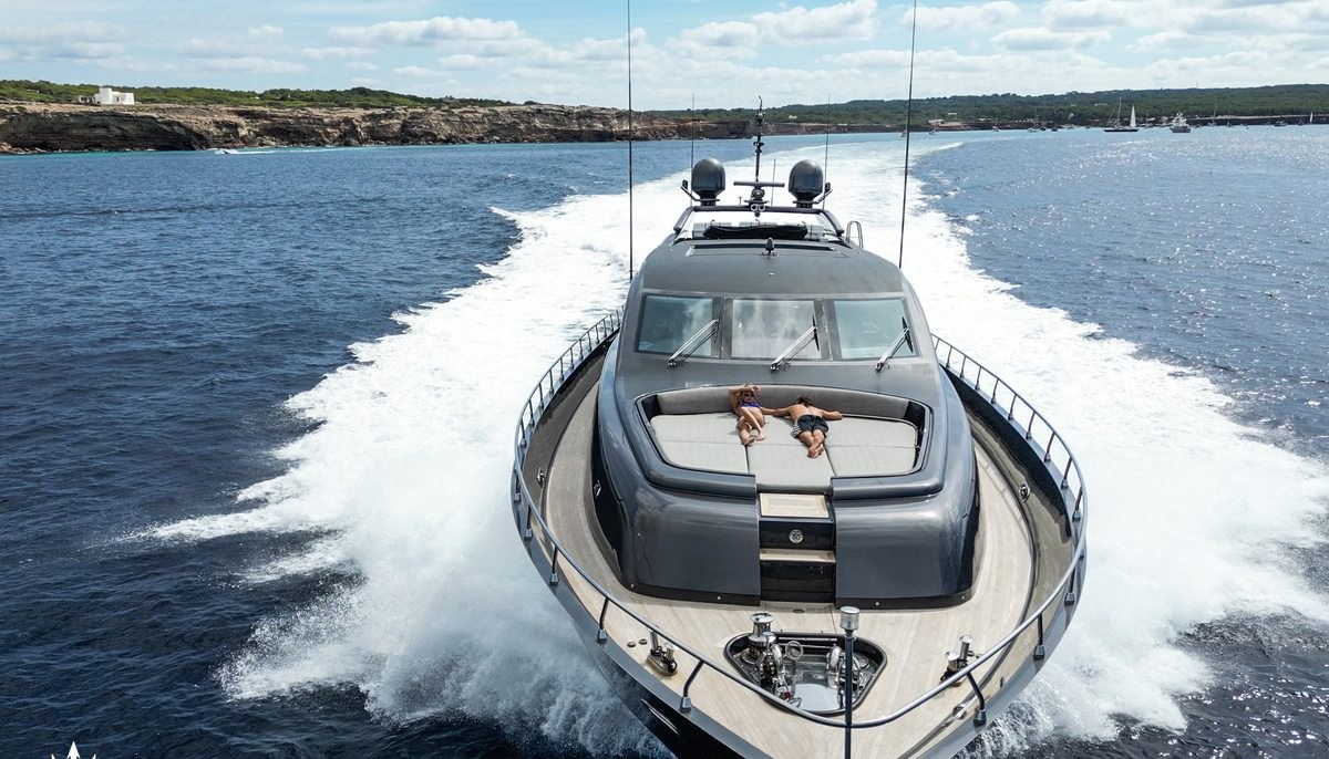 DARK KNIGHT yacht charter 3