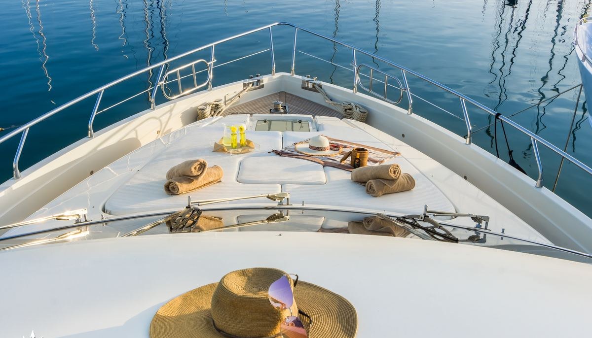 AMORAKI yacht charter 3