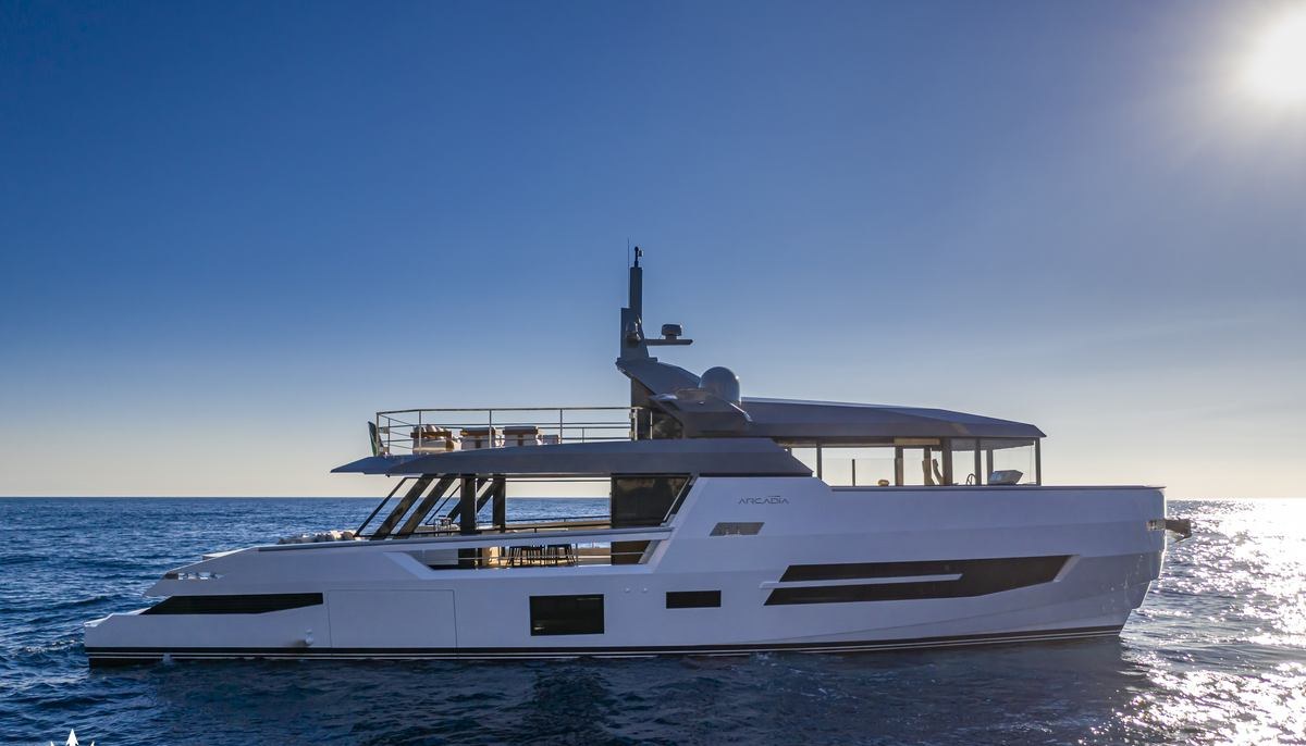 LA FOLYE yacht charter 2