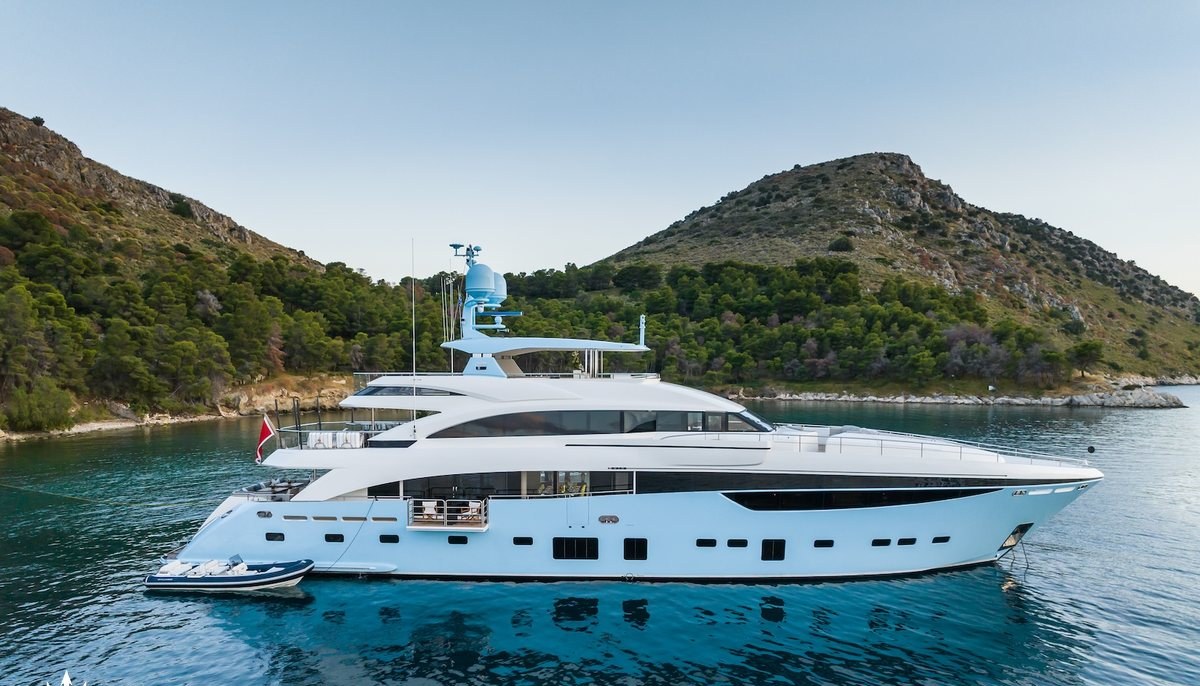 LE VERSEAU yacht charter 2