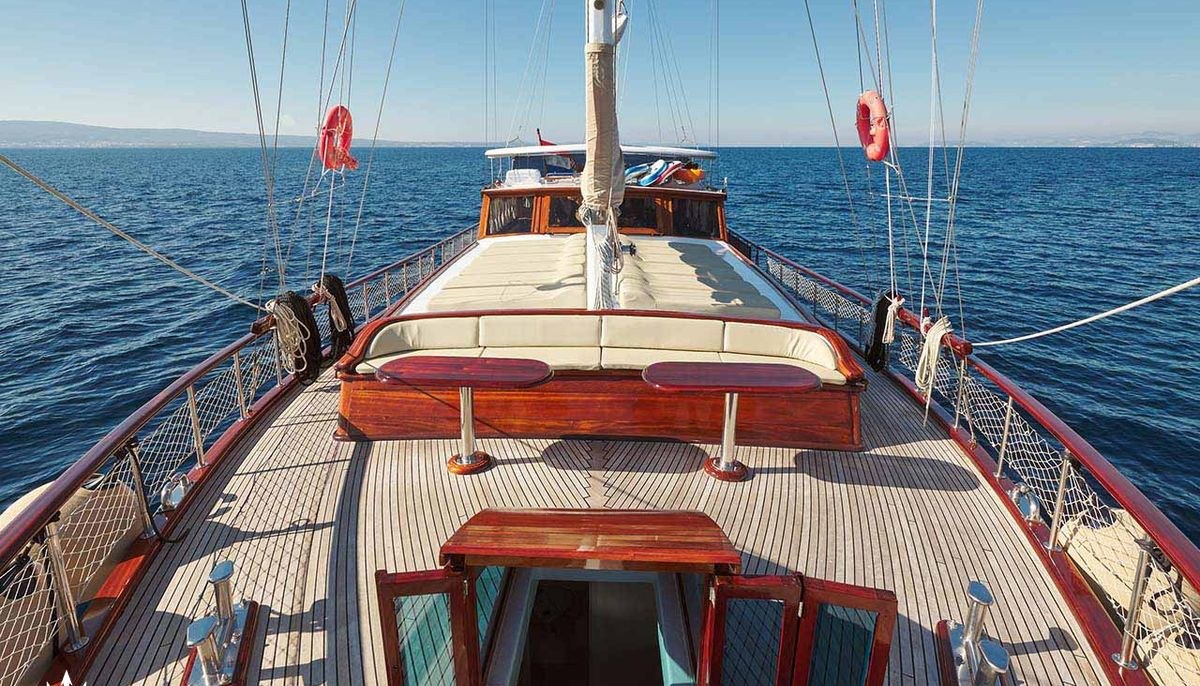 LINDA yacht charter 3