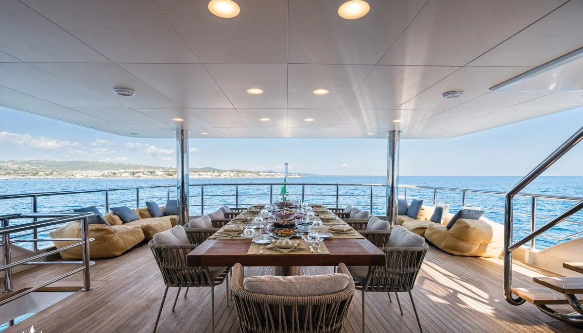 R23 yacht charter 5