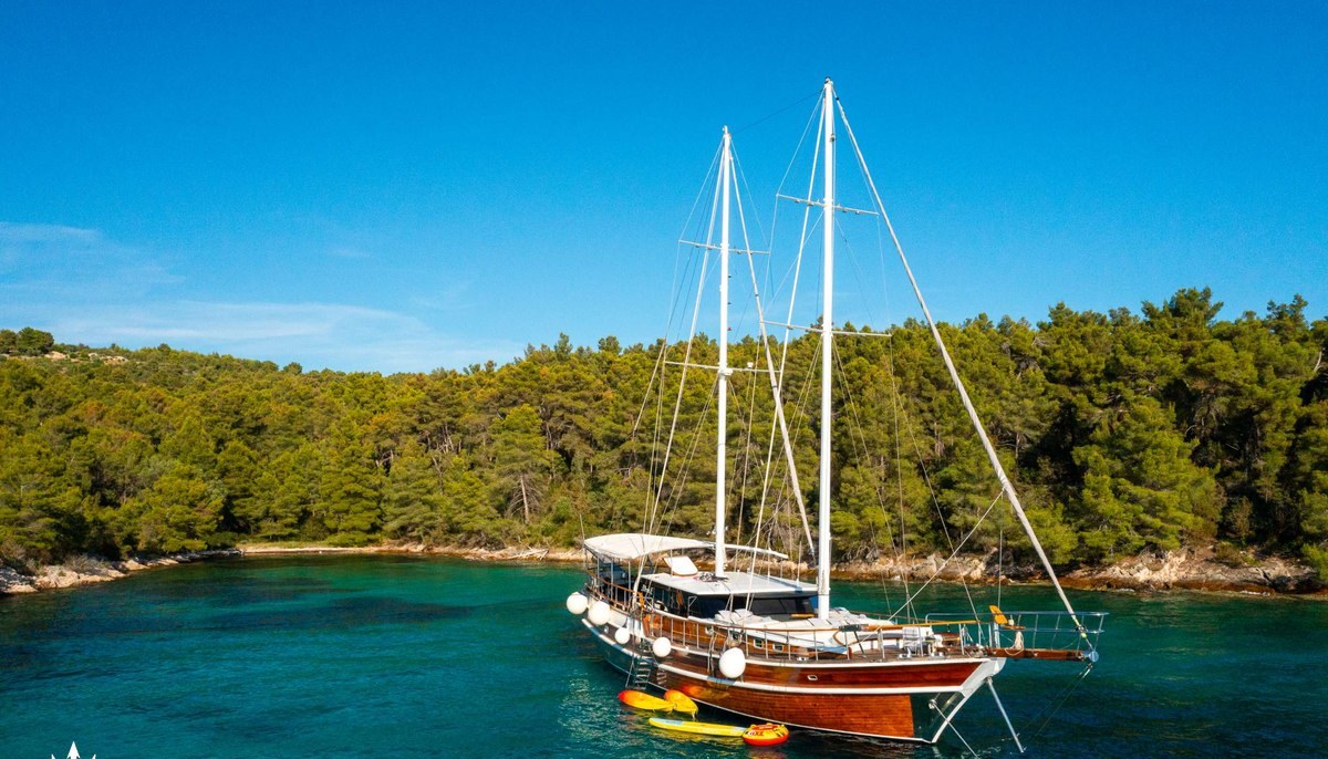 ALLUREE yacht charter 2