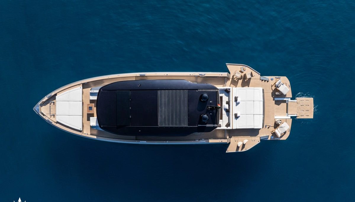 GET LOST yacht charter 4