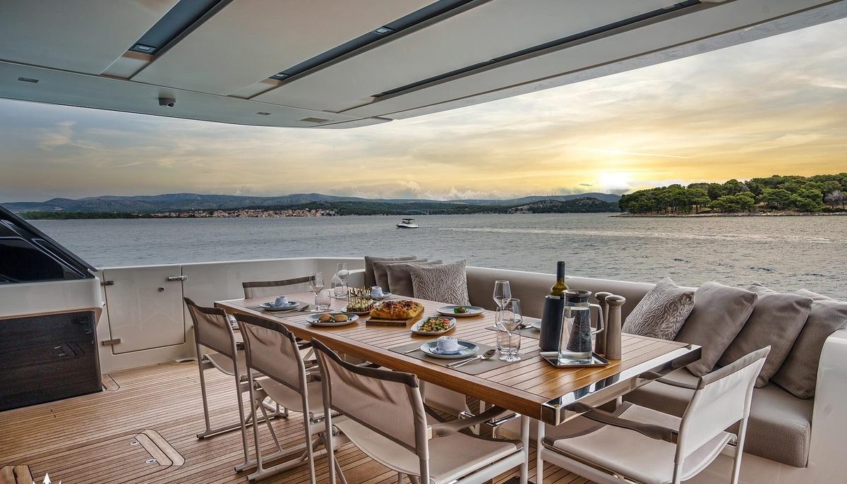 DESTINO yacht charter 5