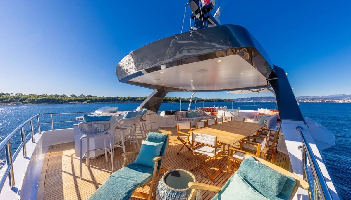 TAHI yacht charter 4