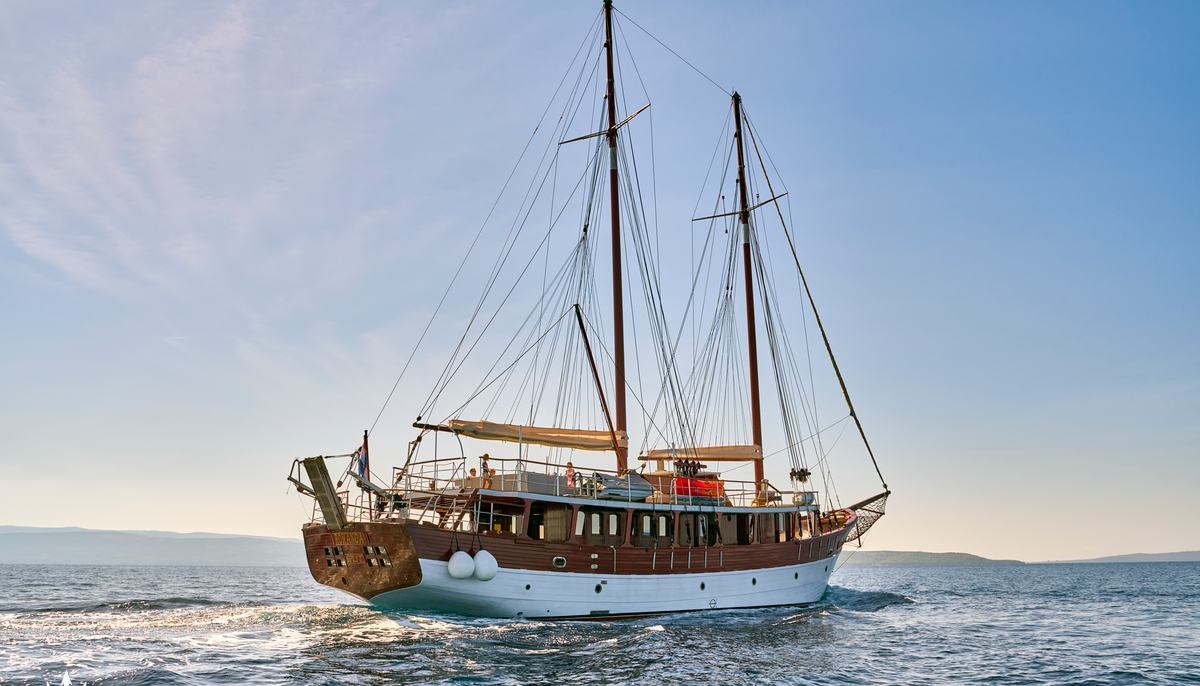 ROMANCA yacht charter 2