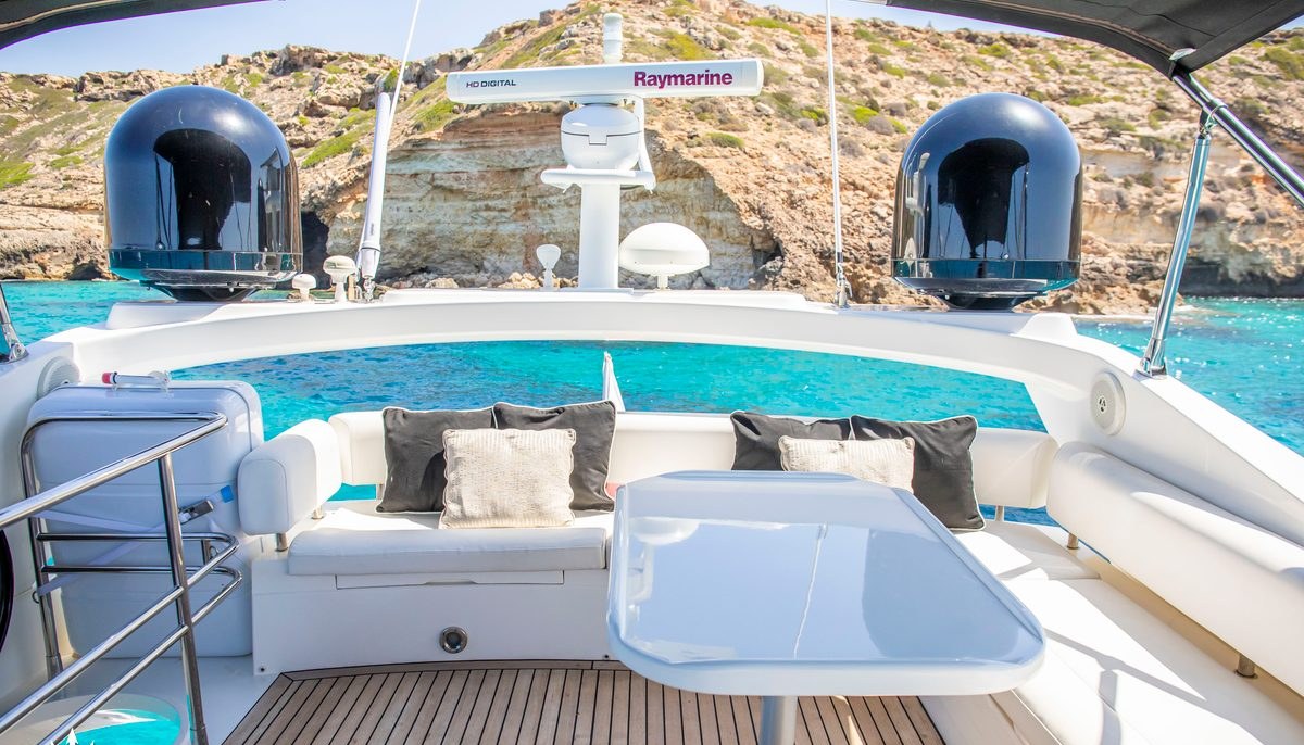 MIDNIGHT SUMMER DREAM yacht charter 4