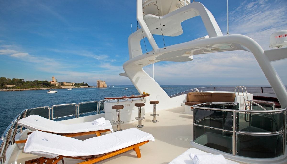INOUIS yacht charter 4