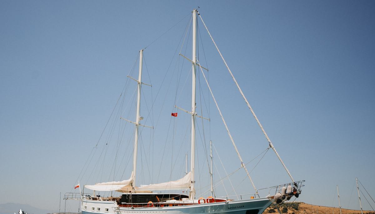 BEYAZ LALE yacht charter 2