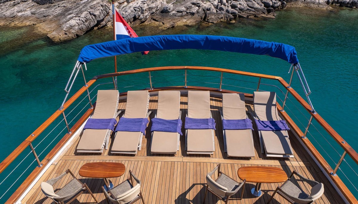 MENDULA yacht charter 5