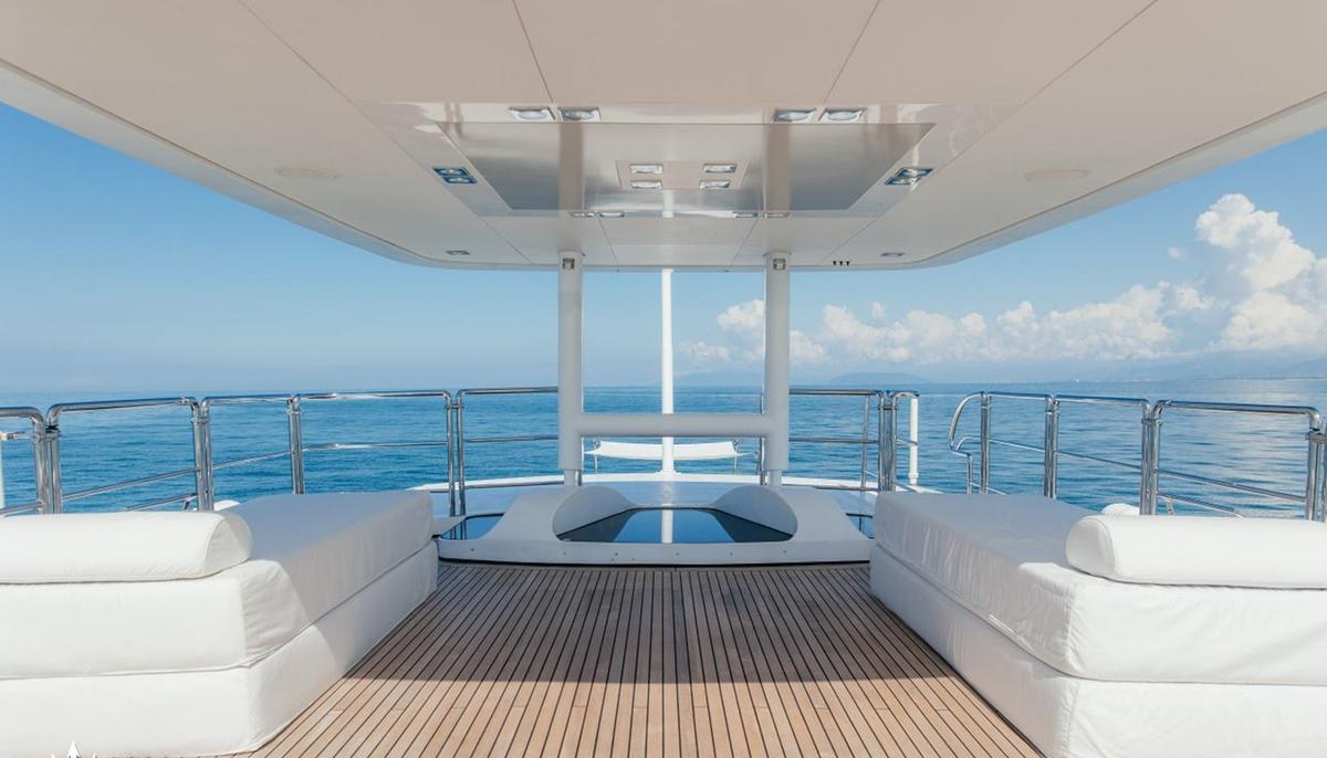 LADY IN BLUE yacht charter 5