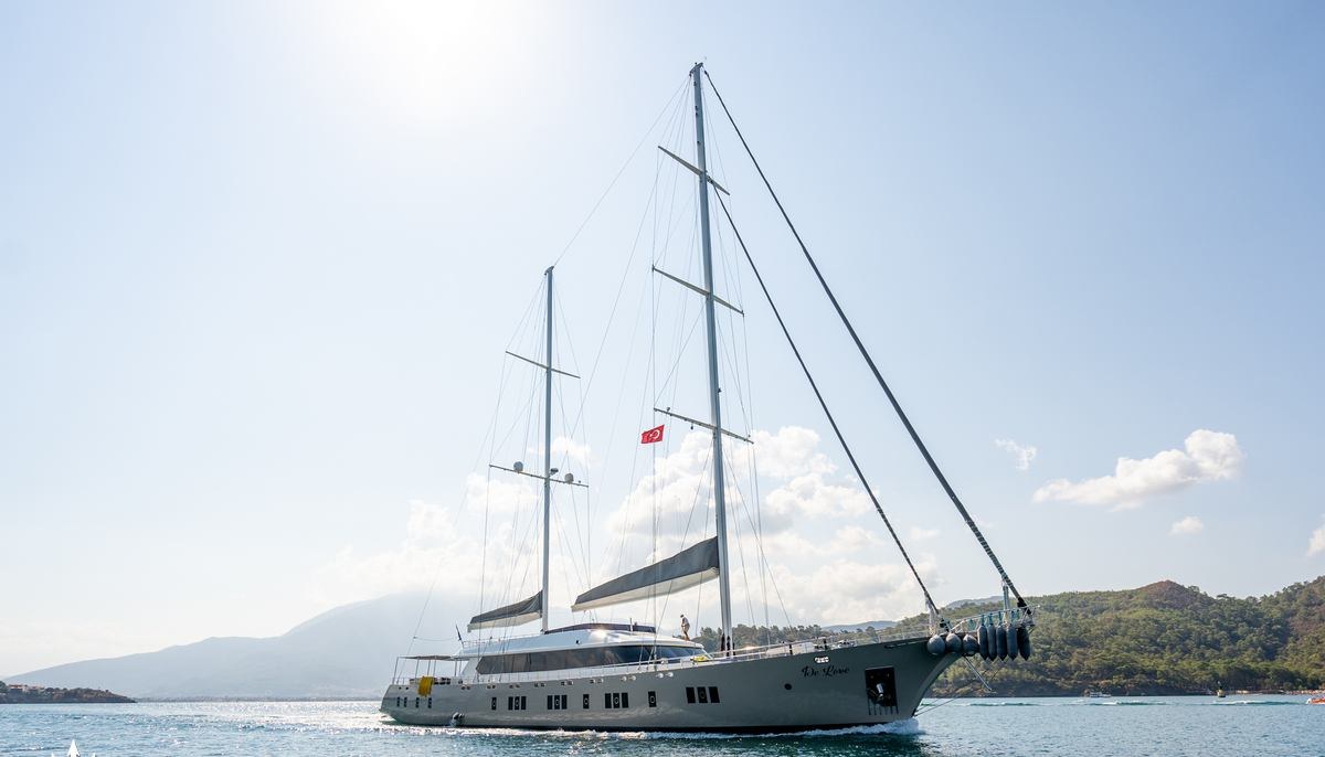 DE LOVE yacht charter 2
