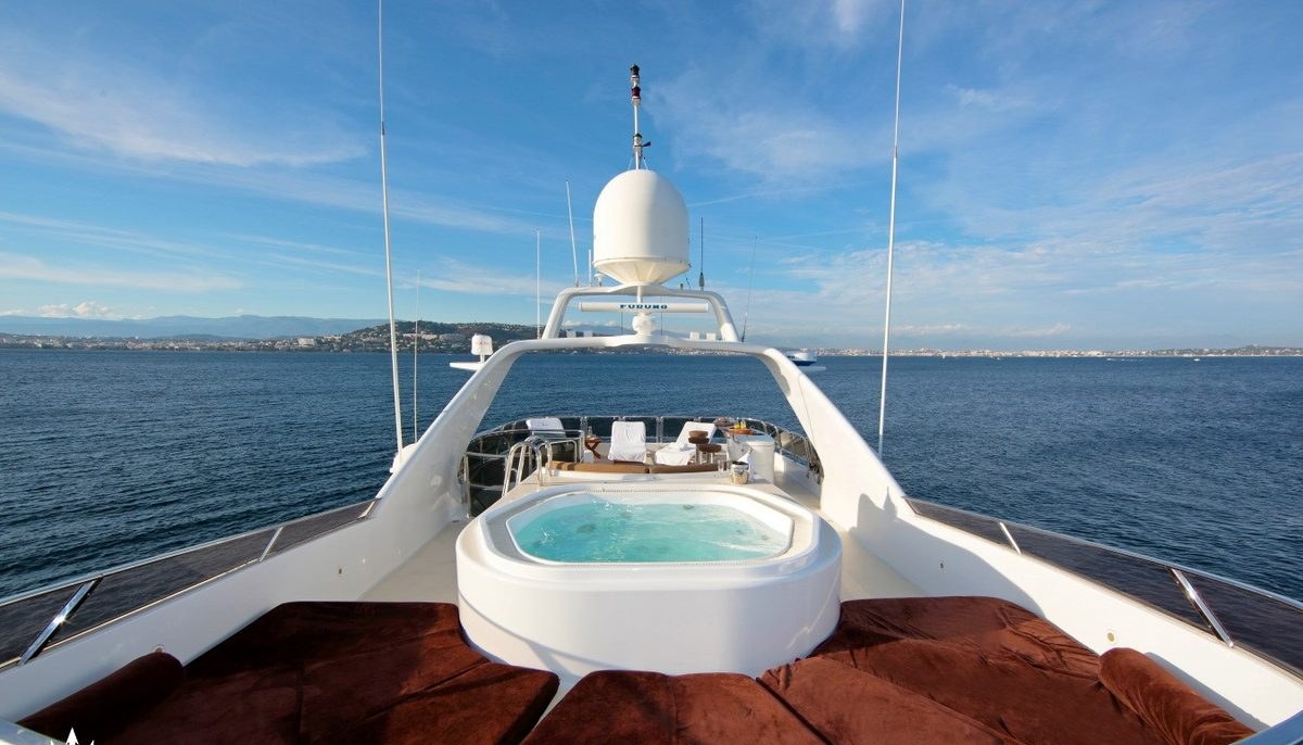 INOUIS yacht charter 3
